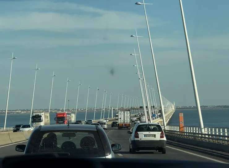 離開機場，前往法魯的路上