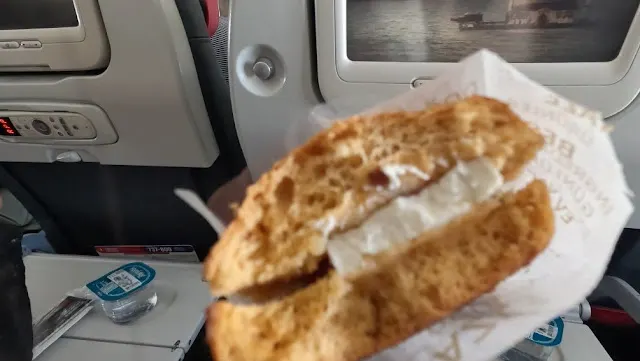 土耳其航空國內線飛機餐：口感非常乾硬的三明治