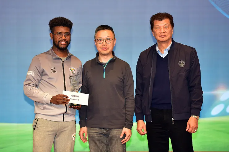 體育委員李柱坤(中)及足總委員鄭仲榮(右)頒發「最佳教練」獎項(賓菲加代表代領)