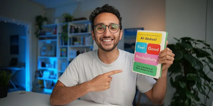 Ali Abdaal 的《Feel-Good Productivity》是一本提倡「快樂生產力」的著作，主張高效生產的關鍵在於感覺良好，而非僅僅依靠自律。 