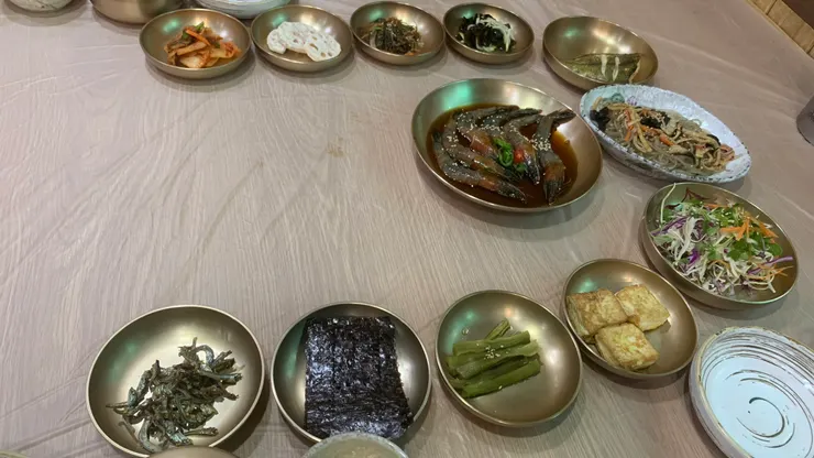 醬蟹都還沒登場，看起來就可以吃很飽了。