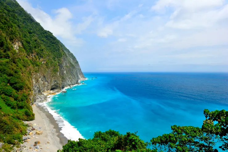【遠距感受崇峻需縱想像馳騁 碧海湧浪青出於藍拍岸成白】