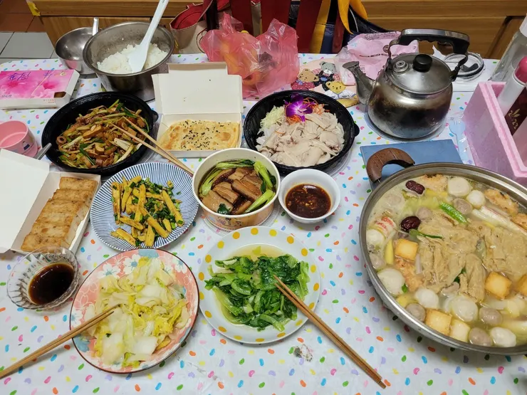 陪老伴過節不必下廚，由晚輩們負責