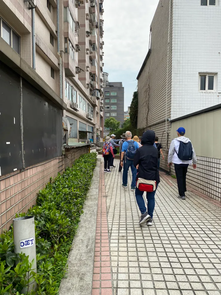 溪水沿燦坤旁，往西南方向流動