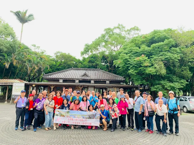 【林業文化園區像活歷史書 貯木池旁盤據著日式建築。在羅東林業文化園區裡的竹林車站前大合照。】
