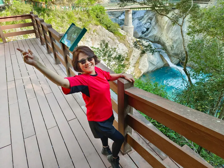 【過橋穿洞仰觀懸瀑俯見白龍，天地精華好似翡翠深潭積澱！爾祥在進入水濂洞前的觀景台。3/23介華攝。】