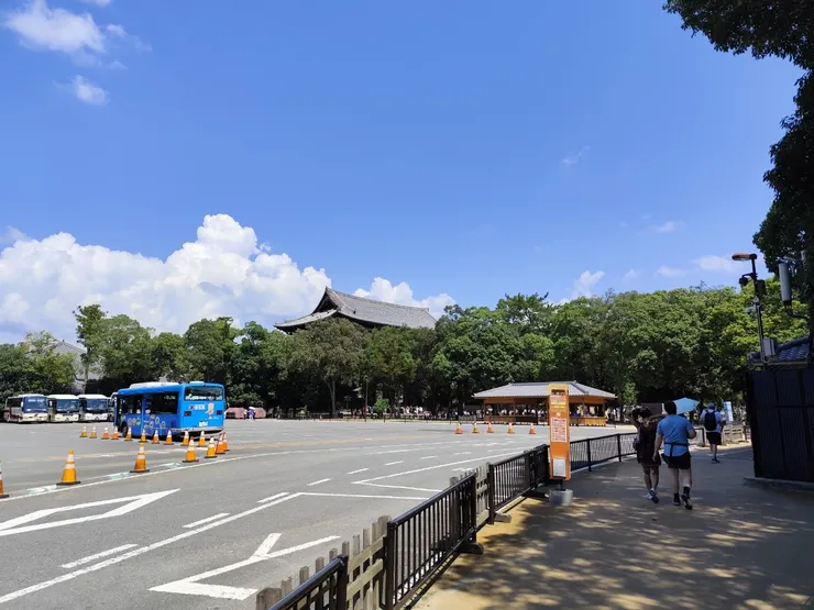 走過停車場後，似乎又離東大寺稍微近一點點😅
