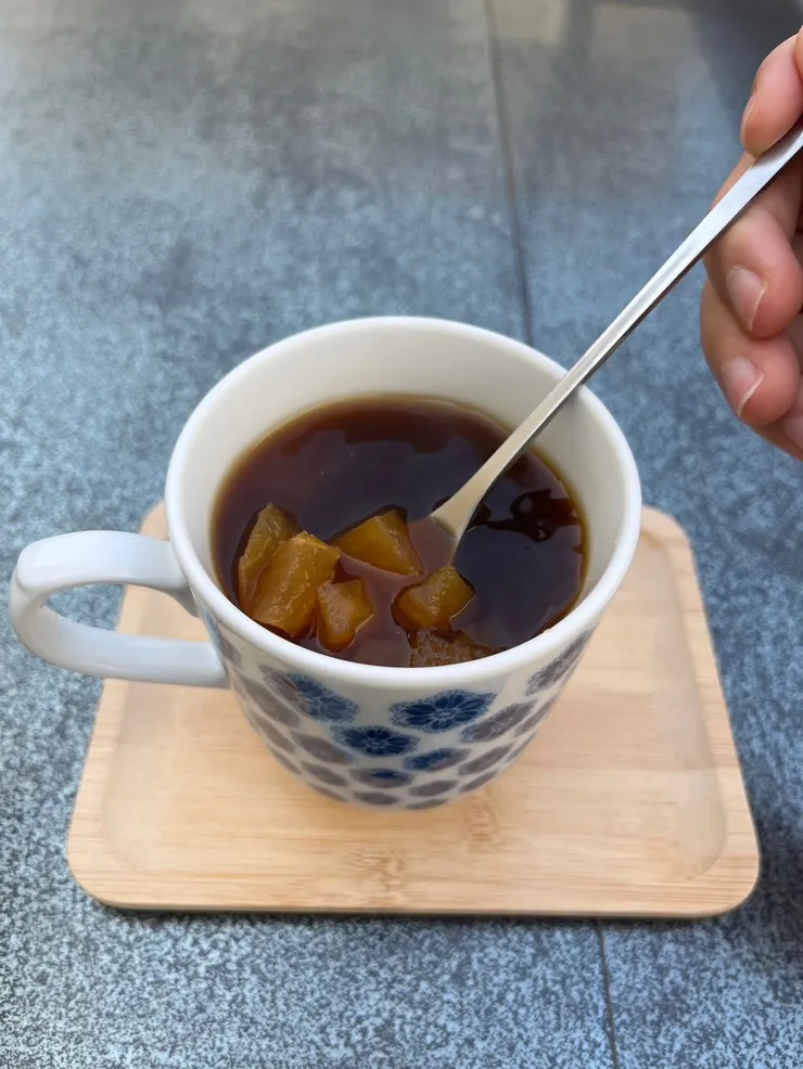 加了滿滿蘋果丁的美式咖啡