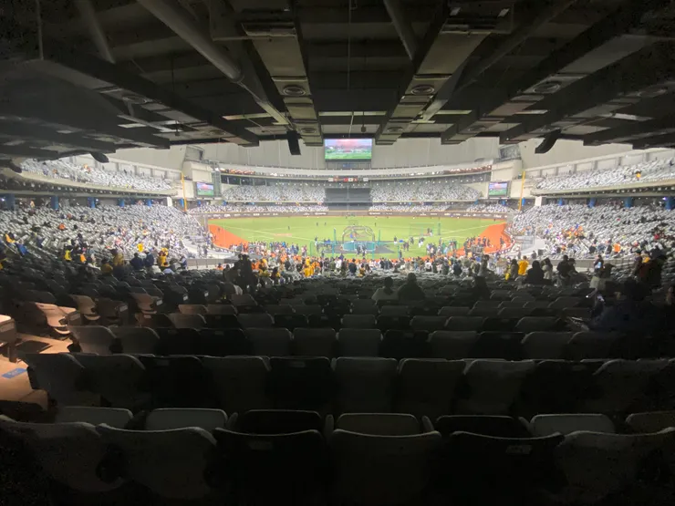 第一層會看到上面看台，但不影響視野。