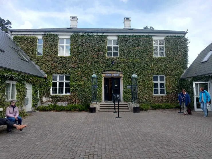 入口處-極其低調