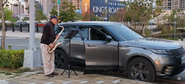 薩克斯風樂音悠揚引人圍觀