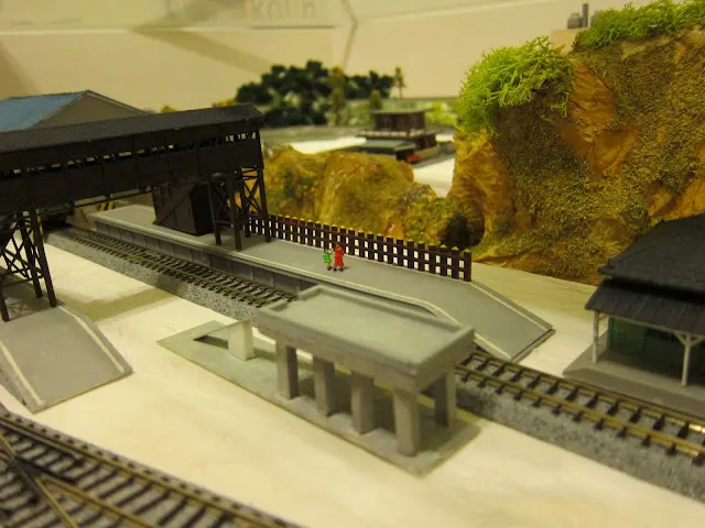 場景建構中 - 之前做的小場景建物一一擺設進來，就越來越完整了!