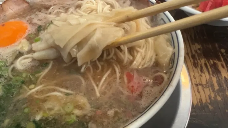 「口感極其特別的超薄皮餛飩，入口即化，絕對是這碗麵的點睛之筆。」