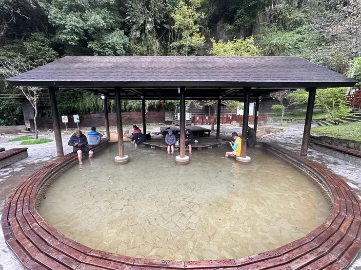 無色無味的清泉溫泉,泡完皮膚很古溜