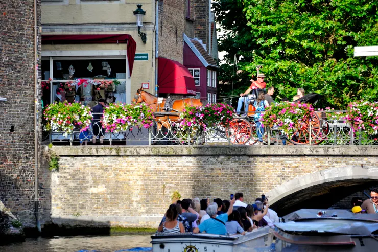 【仰望凍結的中世紀繁華見證滄桑 卻無處不美毋須在哪裡特別駐泊！正好一輛馬車過橋。】