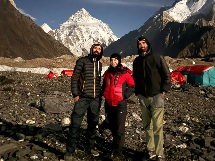 三位巴基斯坦嚮導,背景為世界第二高峰K2