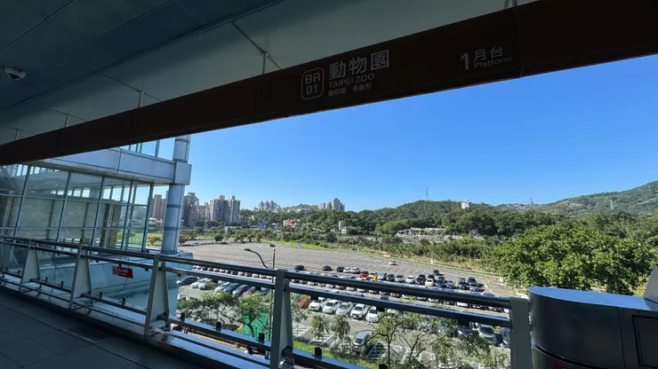 拍攝於2025年11月7日，台北捷運 動物園站