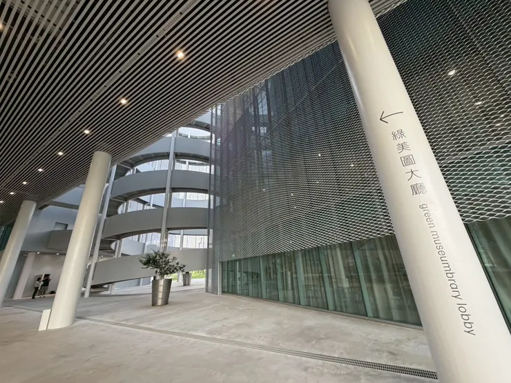 照片右側為兒童閱覽室，1F空間為遮蔭大廳《綠美圖》