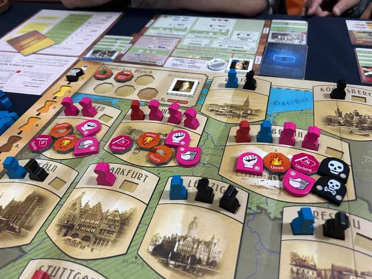 貧窮（Poverty）、暴動（Unrest）、通貨膨脹或是被外國干預的封鎖，都是國家可能面臨的災難，政府玩家如果無法控制局面，就會面臨扣分或失去執政權。