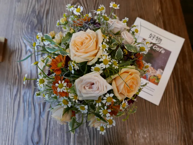 銀河葉*5 翡翠香檳*5（香檳玫瑰替代） 巧克力迷你玫*1（深紅法小菊替代） 洋甘菊*2 甜蜜橘小菊*2（橘法小菊替代） 古典繡球*1/3 小海桐葉*2 尖葉尤加利（柳葉尤加利替代） 珍珠迷你玫*2 石斑果*3 松蘿（空氣鳳梨）