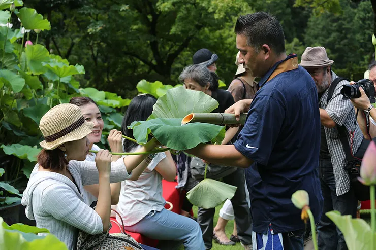 所謂「禮失求諸野」，日本京都三室戸寺仍保留喝碧筩飲的中國古俗，他們稱之為喝蓮酒，是以碧筩杯來飲用日本清酒。