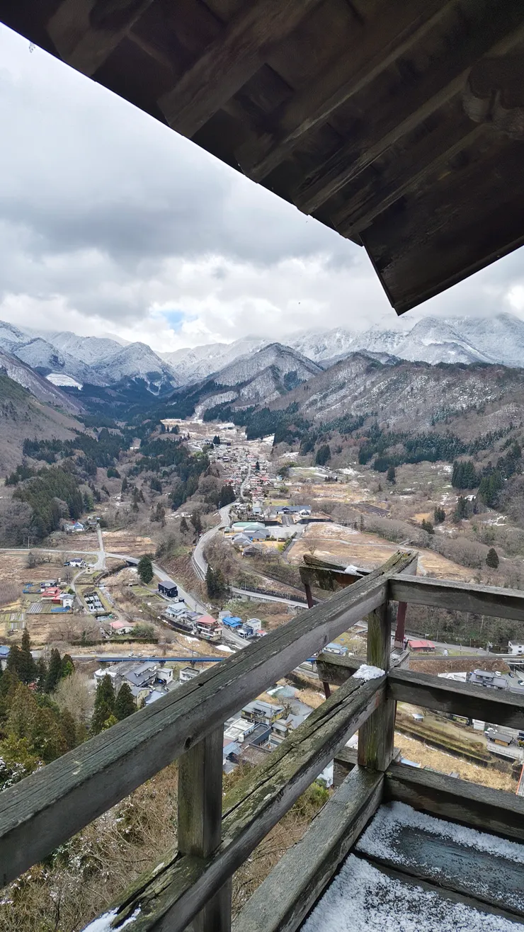 站立位置：五大堂_位於海拔較高處的「百丈岩」上，是一座懸空搭建的舞台式建築，山寺的最佳觀景台，可遠眺整座山城風景。