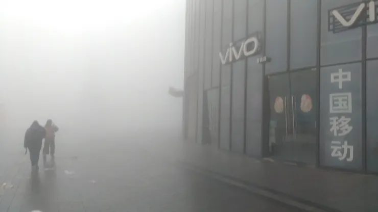 大霧瀰漫的早晨,整座城市像被按下靜音鍵,伸手不見五指,只剩呼吸與腳步聲,在未知中前行。