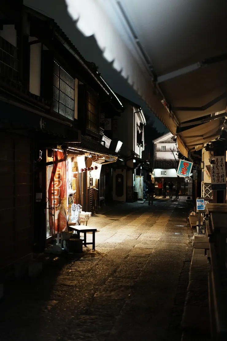 營業中的店鋪在黑暗中特別顯眼