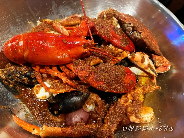 套餐包含整隻波士頓龍蝦及太平洋蟹，以及帝王蟹腳、雪蟹腳、去頭蝦、香腸、玉米、馬鈴薯，雞蛋和藍貽貝為加點。