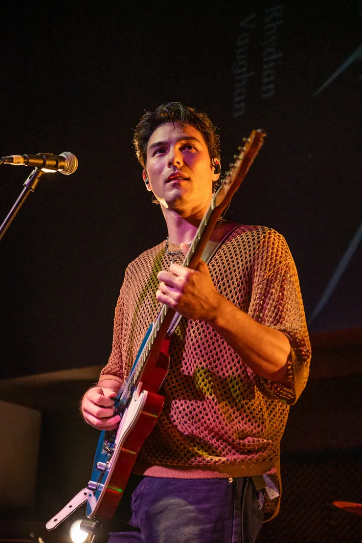 鳳小岳選擇用自彈自唱編制,僅拿一把吉他,成功征服星馬樂迷。