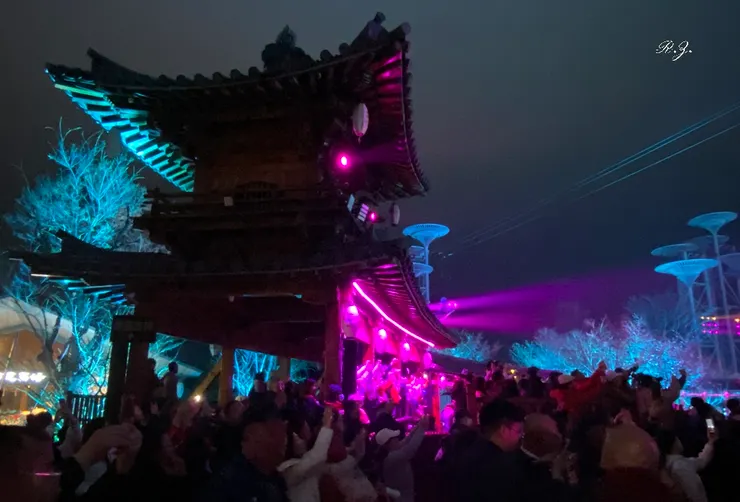 從場邊建築上投向表演區的燈光 ([陳傳義]拍攝)