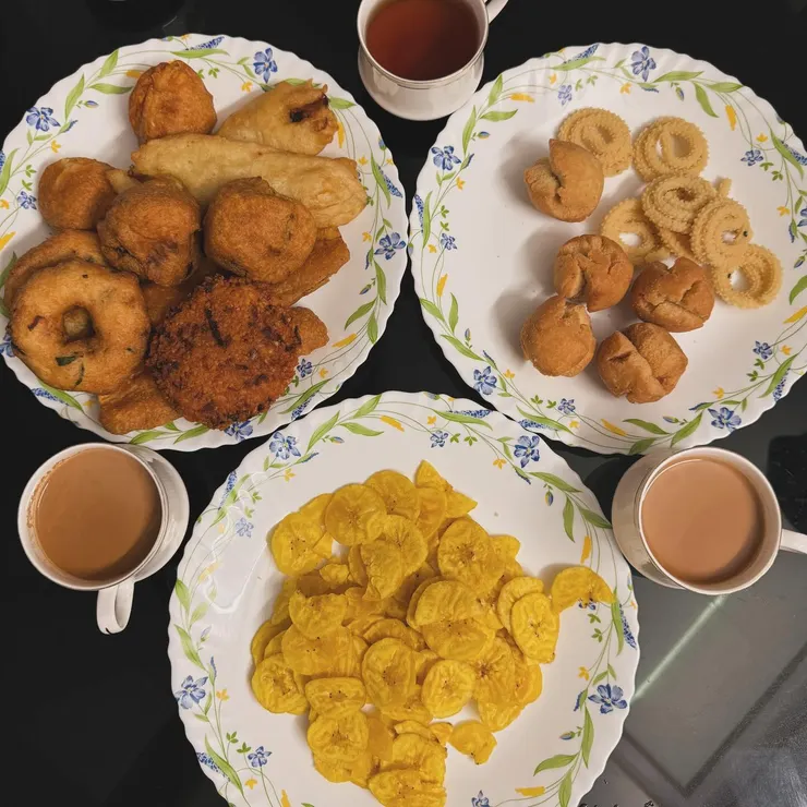 左上為炸物區，右上和下方是路邊小店買的零嘴，下方是香蕉片