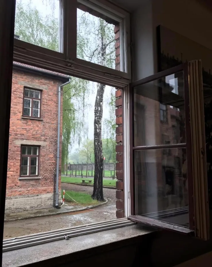 這𥚃的窗外不會有藍天