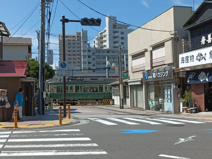 這視覺是江之島線江之島站出口前，由這走過對面，沿鐵道走，恰巧已看見鎌倉線列車經過