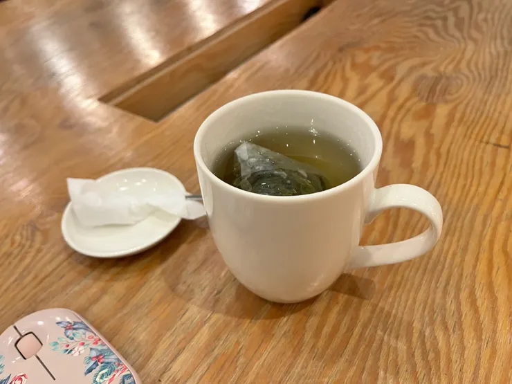 一杯烏龍茶，茶很香，連續兩天沒睡到午覺好需要咖啡因。