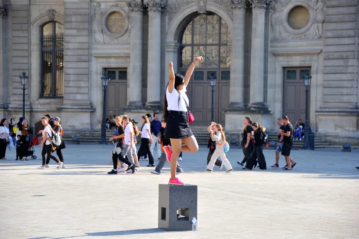 【收藏龐大時不我予且觀眾生百態 館前廳倒金字塔下徘徊頗不甘心─没關係，妳可以更「白痴」一點。】