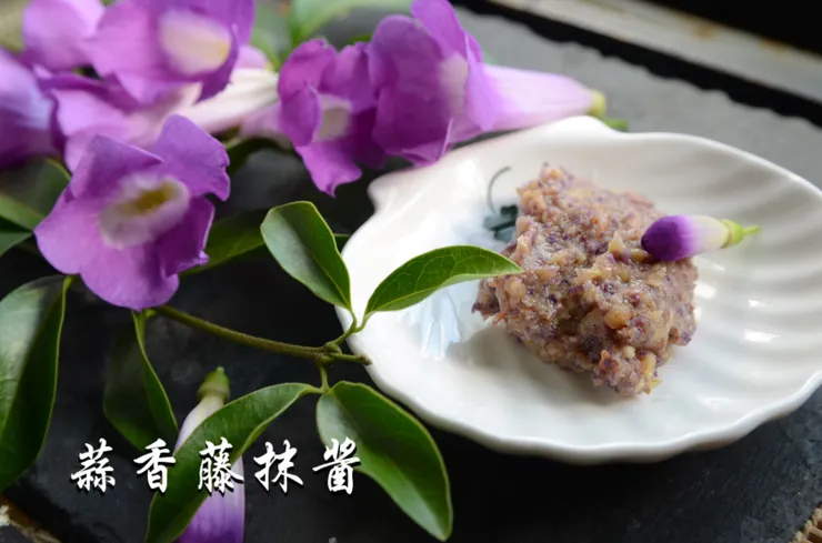 蒜香藤是蒜味美人，可拿來取代蒜頭，做成很多風味料理。