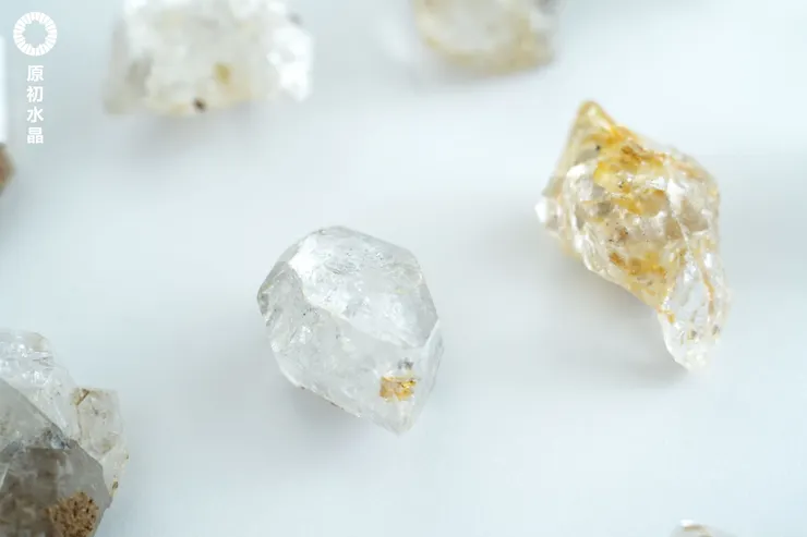 紐約赫基蒙水晶。其中一種高頻水晶代表。