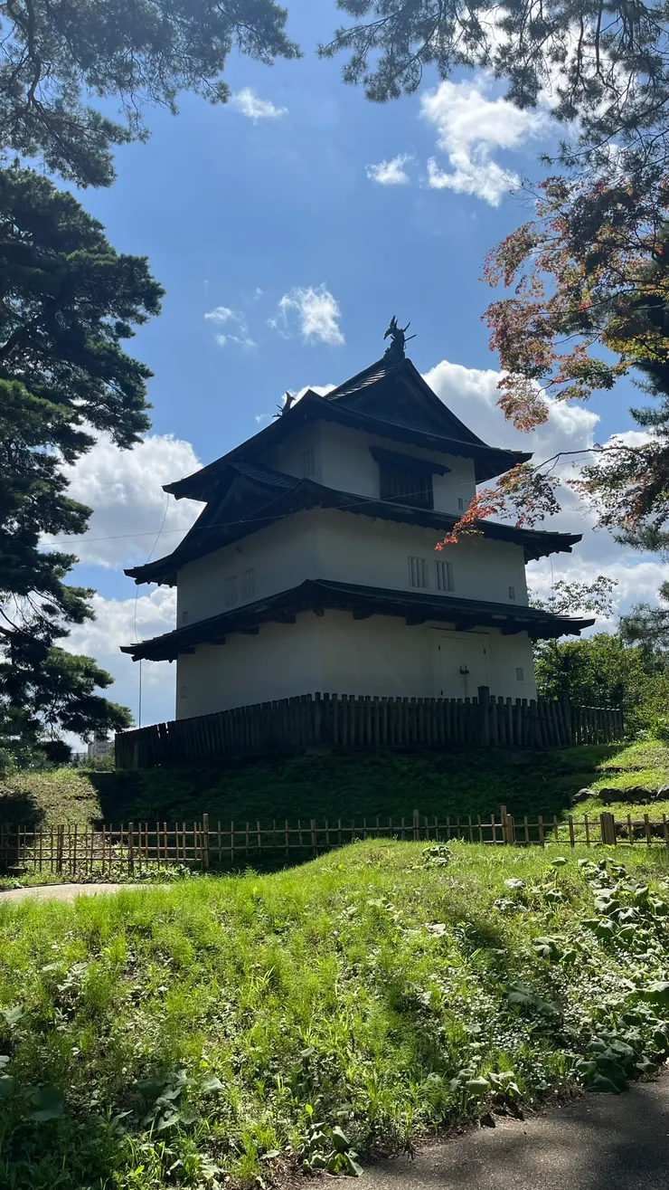 屬於弘前城中僅存的三座原始櫓之一。