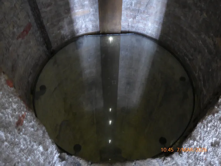 這個洞位於圓塔的中心，是拿來測量哥本哈根的地理方位。這個洞的出現讓哥本哈根擁有第一張準確的地圖