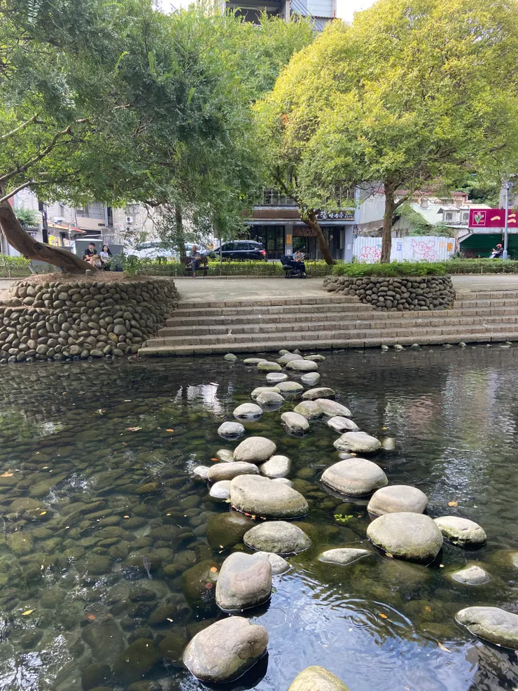 ▲ 摸石頭過河