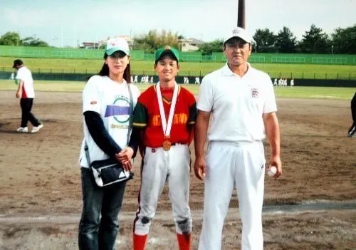 左起:谷媽、大谷翔平、谷爸