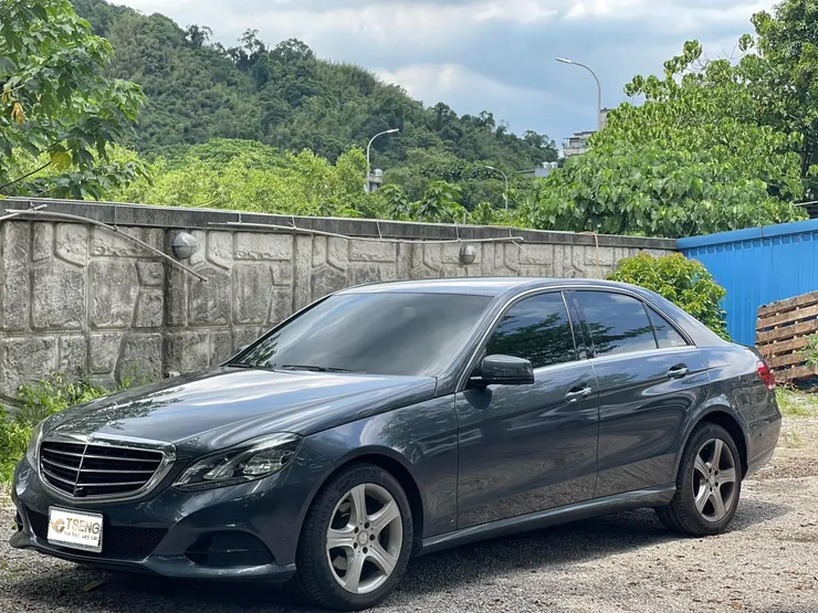 如何進行中古車估價？ 1. 使用可靠的估價工具 如果在美國賣車 ，Kelley Blue Book (KBB)、Consumer Reports和NADAguides等可靠的估價工具是中古車估價的重要參考。了解如何有效使用這些工具，根據提供的資訊獲取精確的估價。但在台灣就沒有如此好用的線上工具 。  2. 考慮地區因素 地區性因素也是中古車估價中需要考慮的因素之一。不同地區的市場需求和價格差異可能影響中古車的實際價值，因此在估價過程中要考慮這些地方性差異。  3. 諮詢專業中古車估價師或二手車商 尋求專業中古車估價師和二手車商的建議是確保估價準確性的另一途徑。他們擁有豐富的經驗和專業知識，能夠考慮多方面的因素，提供更精確的估價。