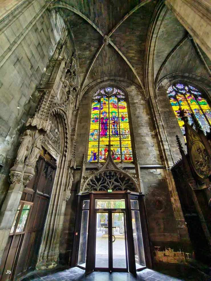 【進入聖穆里斯堂，穹頂、拱門、彩窗、雕刻、氣氛莊嚴肅穆又展現藝文之美，歐洲的大教堂先是給我一個文化的大震撼，後來就變成一種美的麻痺！】