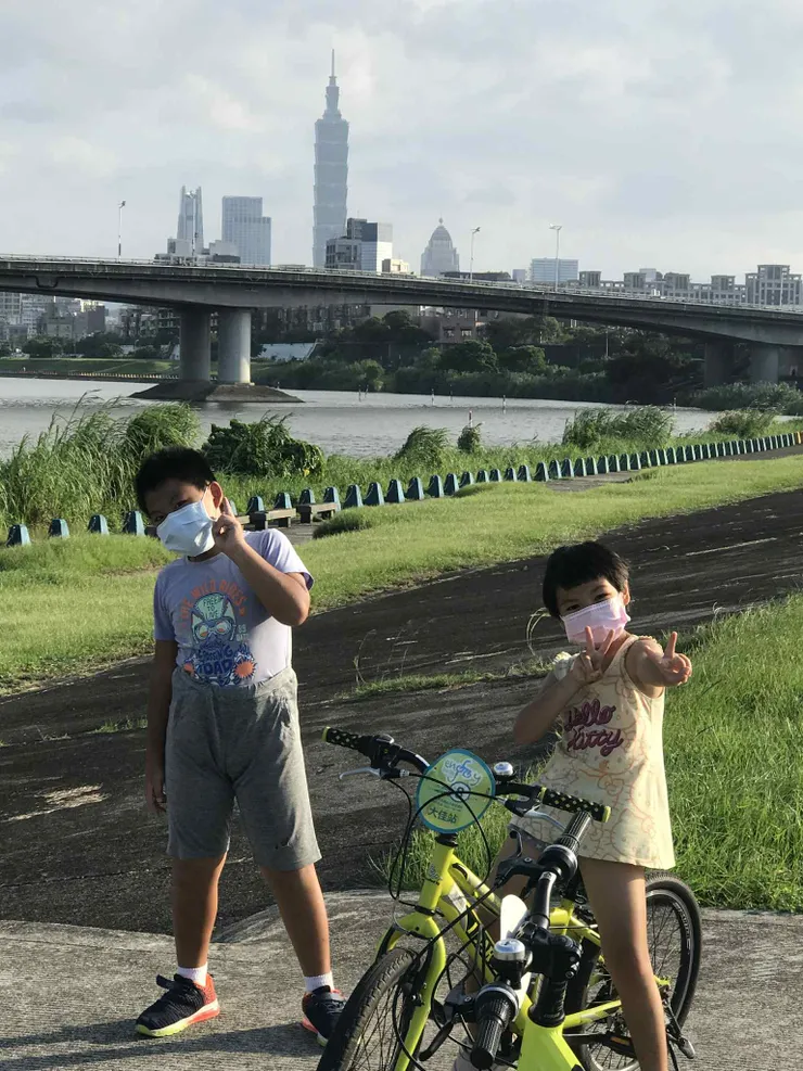 哥哥才剛學會騎單車，小三也馬上學會了！