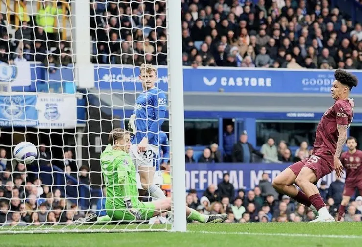 奧拉利撞射破網助曼城領先1:0