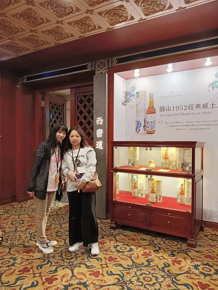 感謝另外一位老師幫我們拍了合照，不然都只會有大頭貼😆