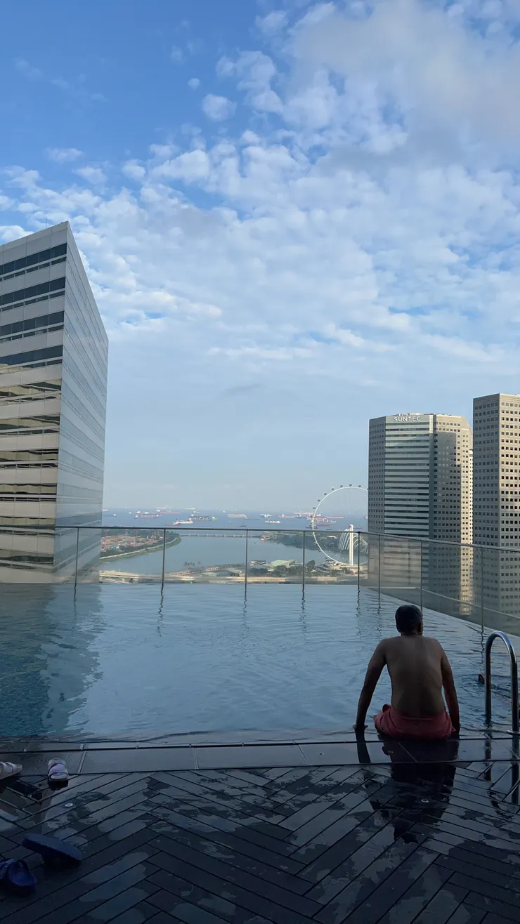 25樓的泳池可以遠眺濱海灣。