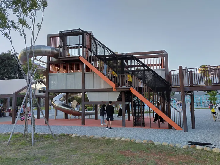 溜滑梯可以直接爬樓梯上去