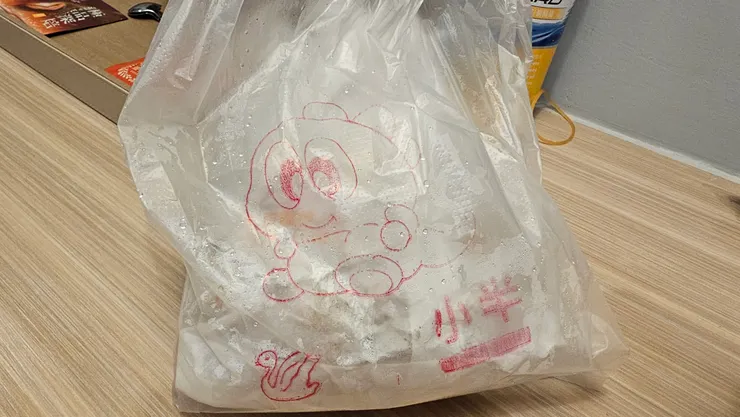 老爸他朋友買了超大包的鹹酥雞給我們吃!真的很感謝!